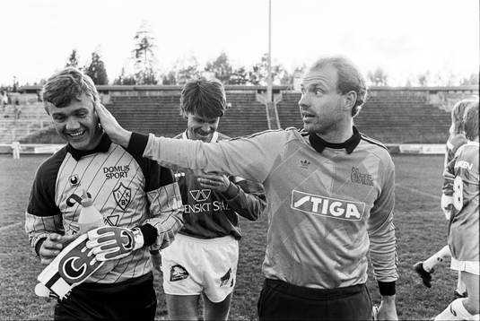  Thomas Ravelli, målvakt i Öster tackar brages målvakt Bengt Nilsson efter matchen.