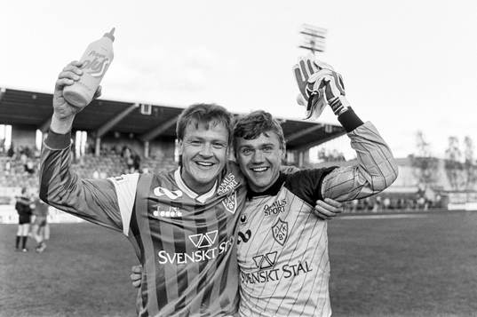  Brages målskytt Göran Arnberg och Bengt Nilsson, målvakt efter matchen.