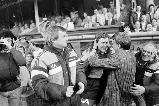  Gunder Bengtsson, tränare och bänken jublar efter matchen.