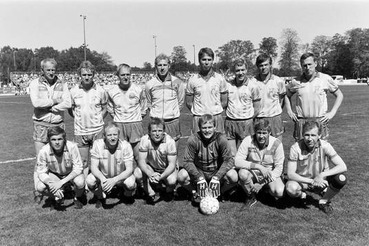  VM-laget, bakre raden fr. v: Sven-Gunnar Larsson, Benno Magnusson, Roland Sandberg, Jan Mattsson, Claes Cronqvist, Ove Kindvall, Jan Olsson och Örjan Persson. Främre raden fr. v Anders Linderoth, Björn Nordqvist, Björn Andersson, Ronnie Hellström, Roland Grip och Conny Torstensson.