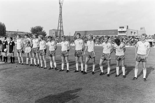  Sveriges startelva fr. v Peter Lönn, lagkapten, Sven Andersson, målvakt, Ola Svensson, Michael Andersson, Björn Kindlund, Magnus Johansson, Göran Arnberg, Lars Zetterlund, Jonas Thern, Leif Forsberg och Mats-Ola Carlsson.