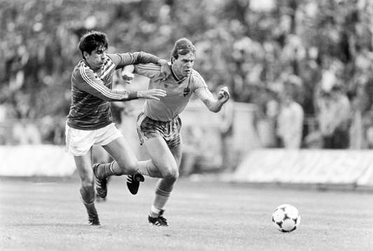  Peter Truedsson i kamp om bollen.