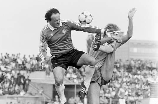  Lars Zetterlund i kamp med ungerns målvakt.