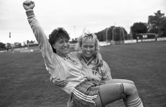  Anette Börjesson i famnen hos Gunilla Axén efter segern.