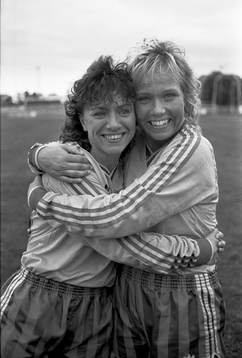  Anette Börjesson och Gunilla Axén jublar efter segern.