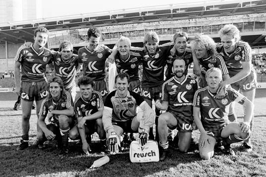  Kalmars segrande lag. Bakre raden fr. v Billy Lansdowne, Håkan Jägerbrink, Mikael Marko, Magnus Arvidsson, Jan Jansson, Björn Wigstedt, Martin Holmberg och Torbjörn Arvidsson. Främre raden fr. v Dennis Nilsson, Peter Nilsson, Leif Friberg, målvakt, Johny Erlandsson och Håkan Arvidsson.