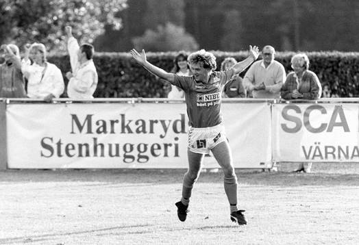  Jim Tolmie, Markaryd jublar efter mål.