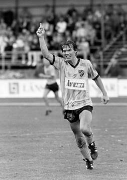  Mats Thörnberg jublar efter sitt mål.