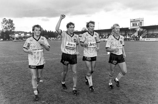  Hässleholms målskyttar jublar efter matchen. Fr. v Peter Persson 2 mål, Stefan Gustavsson, Mats Thörnberg och Conny Pettersson.
