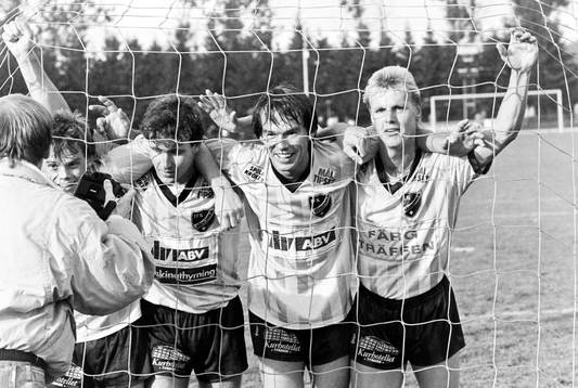 Hässleholms målskyttar jublar efter matchen. Fr. v Peter Persson 2 mål, Stefan Gustavsson, Mats Thörnberg och Conny Pettersson.