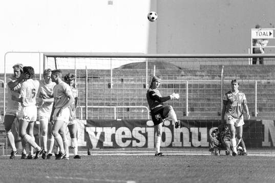  Jubel i Malmö och Bengt Andersson, målvakt i Brage sparkar ut bollen.