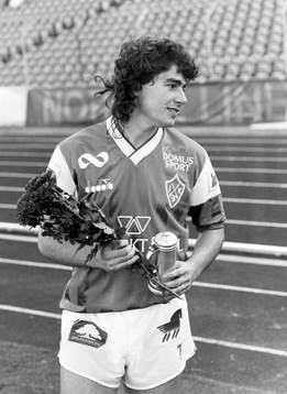  Brages Simon Hunt får blommor och en liten pokal.