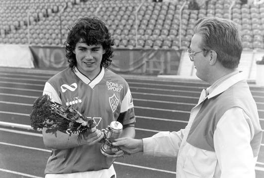  Brages Simon Hunt får blommor och en liten pokal.