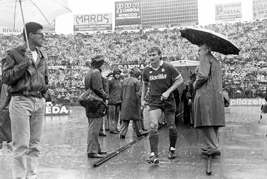  Rudi Völler, Roma på väg in på planen.