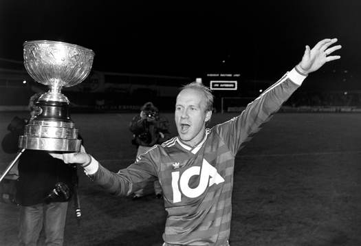  Göteborgs Tord Holmgren jublar med pokalen.
