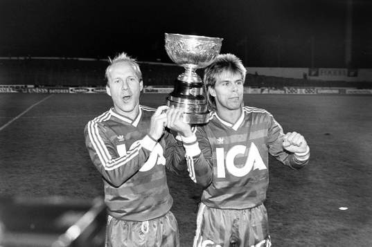  Göteborgs Tord Holmgren och Roland Nilsson jublar med pokalen.