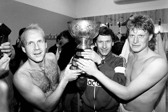  Göteborgs Tord Holmgren, tränare Gunder Bengtsson och Stefan Pettersson jublar med pokalen. jublar med pokalen.