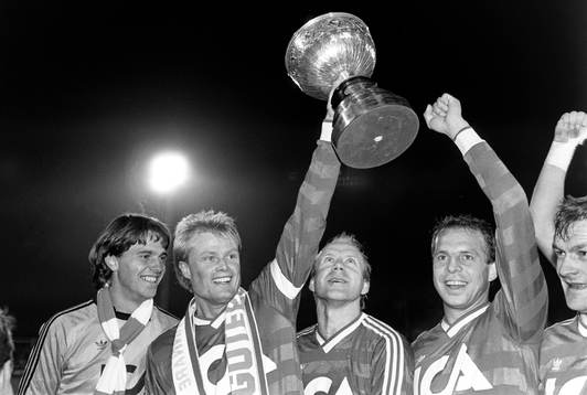  Göteborgs Thomas Wernerson, Peter Larsson, Tord Holmgren, Tommy Holmgren och Stig Fredriksson jublar med pokalen.