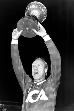  Göteborgs Tord Holmgren jublar med pokalen.