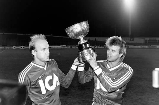  Göteborgs Tord Holmgren och Roland Nilsson jublar med pokalen.