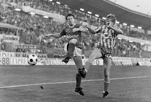  Malmös Ingemar Erlandsson i kamp om bollen.