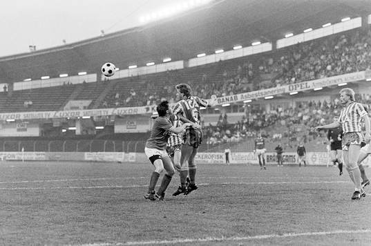  Per Edmund Mordt, Göteborg vinner en luftduell.