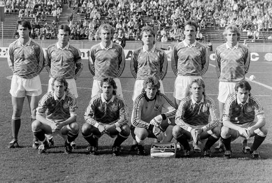 Västtysklands startelva med bl.a Lothar Matthäus, Jürgen