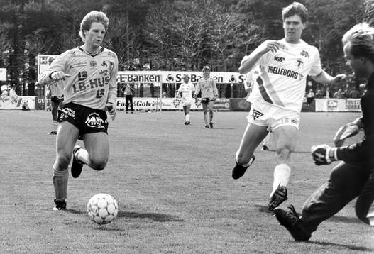  Tomas Johansson, Mjällby med bollen.
