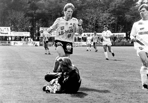  Trelleborgs målvakt Eggert Gudmundsson kniper bollen framför Tomas Johansson, Mjällby
