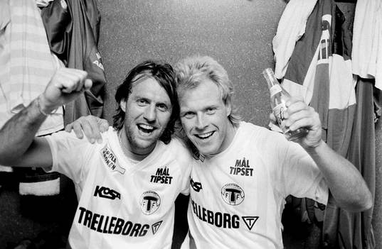  Trelleborgs målskyttar Benny Mårtensson och Peter Milesson jublar efter matchen.