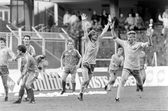  Glenn Strömberg och Glenn Hysén, Sverige jublar efter mål.