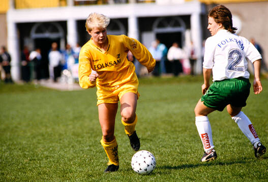  Öxabäcks Anneli Andélen mot Hammarbys Charlotta Aginger.
