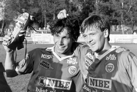  Markaryds målskyttar Mikael Broman tre mål och Jim Tolmie ett mål jublar efter matchen.