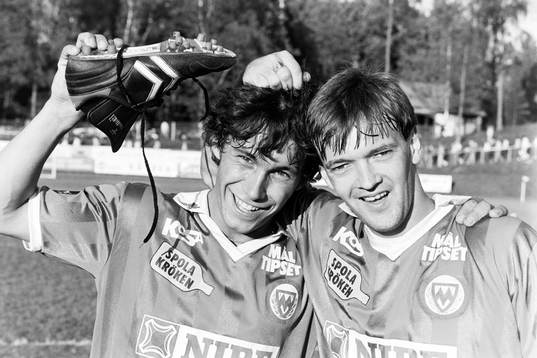  Markaryds målskyttar Mikael Broman tre mål och Jim Tolmie ett mål jublar efter matchen.