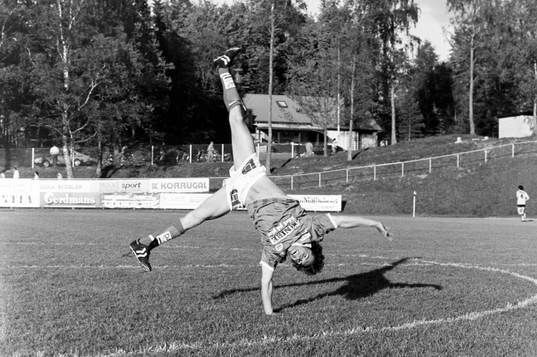  Markaryds målskytt Mikael Broman jublar efter sitt hattrick.