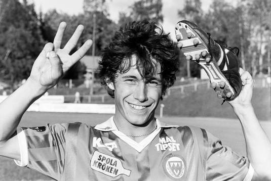  Markaryds målskytt Mikael Broman jublar efter sitt hattrick.