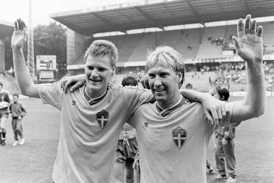  Sveriges målskyttar Peter Lönn och Michael Andersson jublar efter segern.