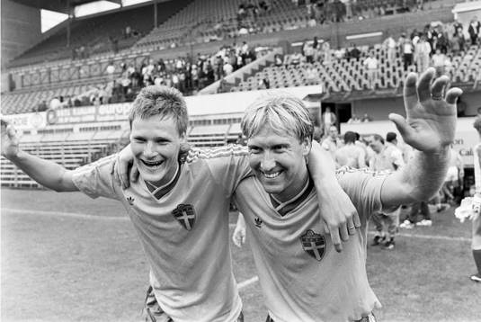  Sveriges målskyttar Peter Lönn och Michael Andersson jublar efter segern.