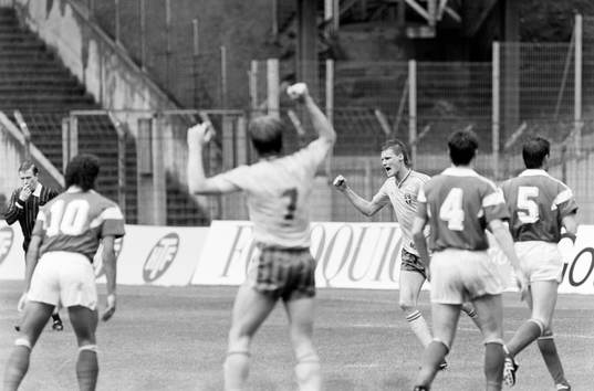  Sveriges målskytt Peter Lönn jublar efter 0-1.