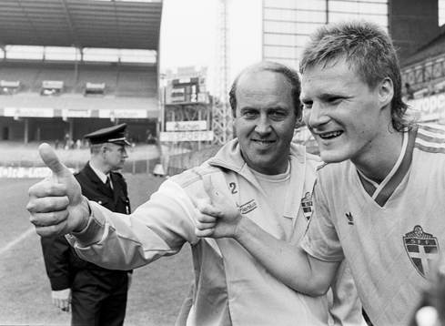  Benny Lennartsson, förbundskapten och Peter Lönn, Sverige jublar efter segern. 