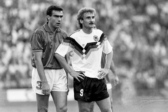  Giuseppe Bergomi, Italien och Rudi Völler, Västtyskland.