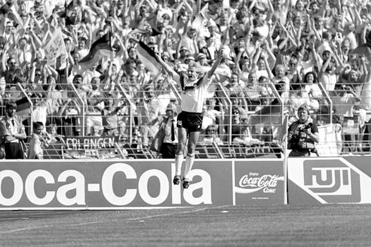  Jürgen Klinsmann, Västtyskland jublar efter mål.