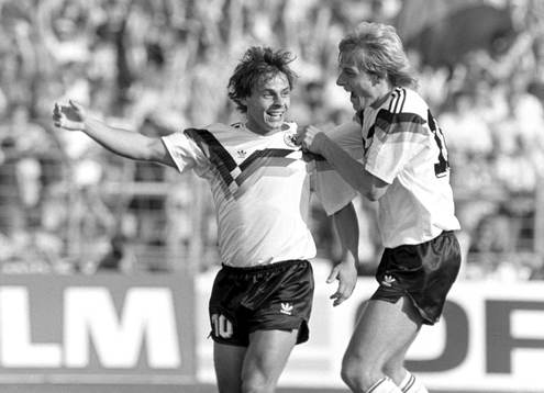  Olaf Thon och Jürgen Klinsmann, Västtyskland jublar efter mål.