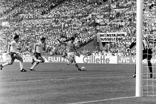 Marco Van Basten, Holland gör mål på englands målvakt