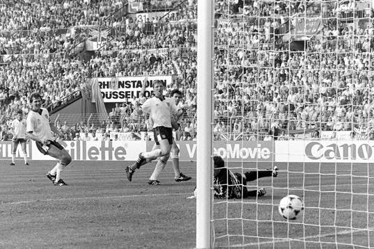 Marco Van Basten, Holland gör mål på englands målvakt