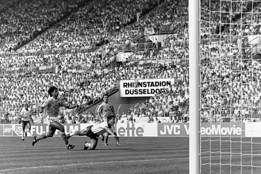 Frank Rijkaard, Holland oroar det engelska försvaret