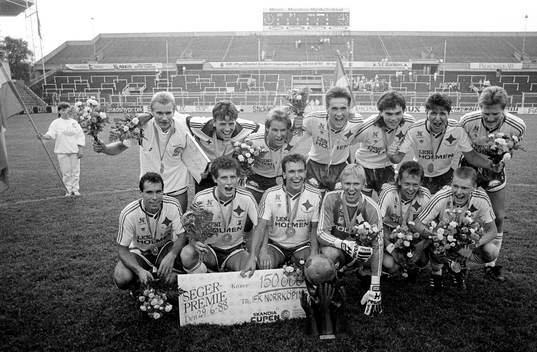 Cupmästarna bakre raden fr. v Jan Hellström, Göran Holter, Jan Kalén, Magnus Karlsson, Ranko Djordjic, Sulo Vaattovaara och Peter Lönn. Främre raden fr. v Mats Almgren, Jonas Lind, Tor-Arne Fredheim, Mats Johansson, Tony Martinsson och Patrik Andersson.