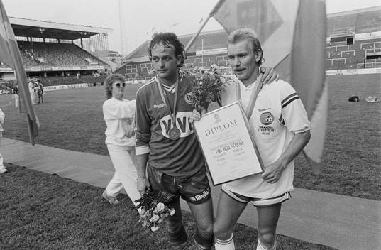  Paul McKinnon, Örebro och matchens lirare Janne Hellström, Norrköping.
