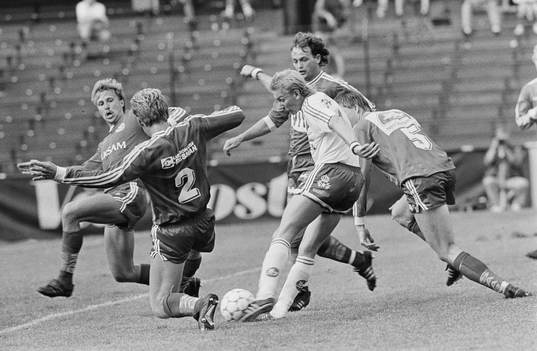 Matchens lirare Jan Hellström, Norrköping uppvaktas av örebros Sven Dahlkvist och Paul McKinnon.
