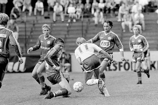  Matchens lirare Jan Hellström, Norrköping uppvaktas av örebros Sven Dahlkvist och Paul McKinnon.
